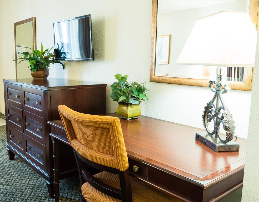 Lake Magdalene Quality Inn Tampa מראה חיצוני תמונה